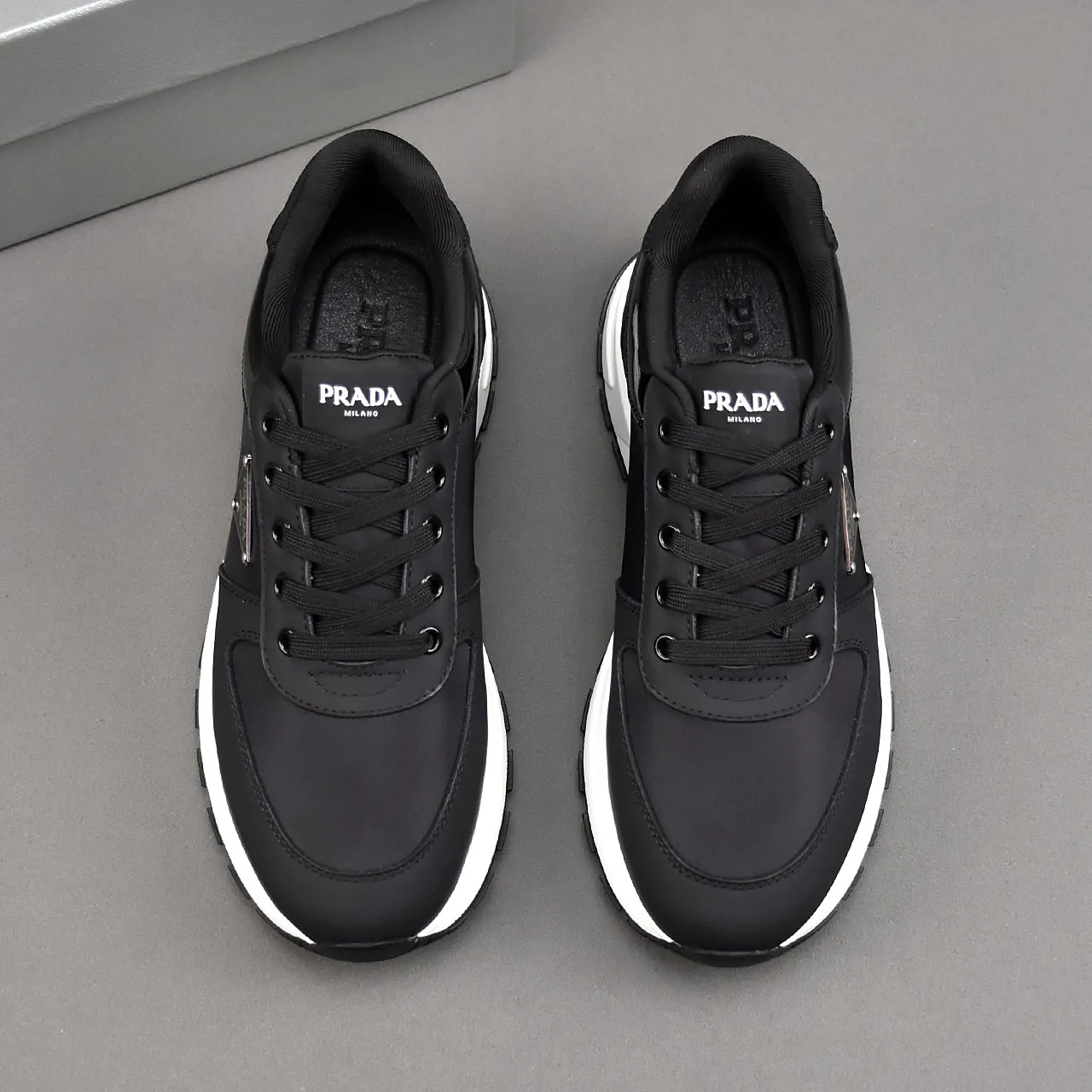 PP460👟👟👟Prada/Prada Prax men's series casual sports shoes Prax sports shoes combine style and comfort, with a unique sports design defined by exquisite materials and details. Fashionable, casual and versatile, it is decorated with an enameled triangle logo on the outside, a Prada Milano printed logo on the tongue, and a 2.5cm lightweight two-tone rubber sole for a comfortable wearing experience! Size: 38-39-40-41-42-43-44 standard leather shoe size